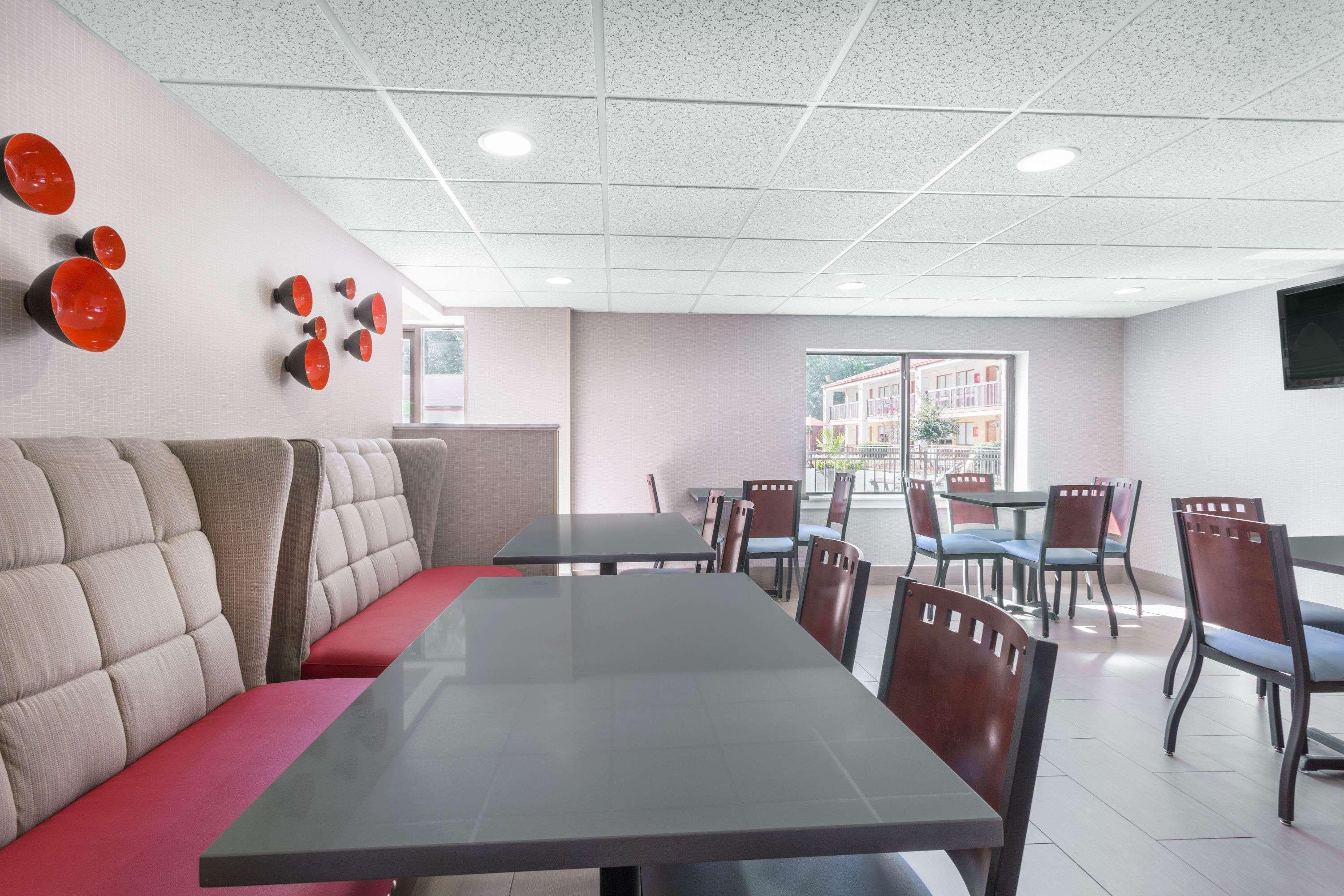Ramada By Wyndham Tuscaloosa Hotell Exteriör bild