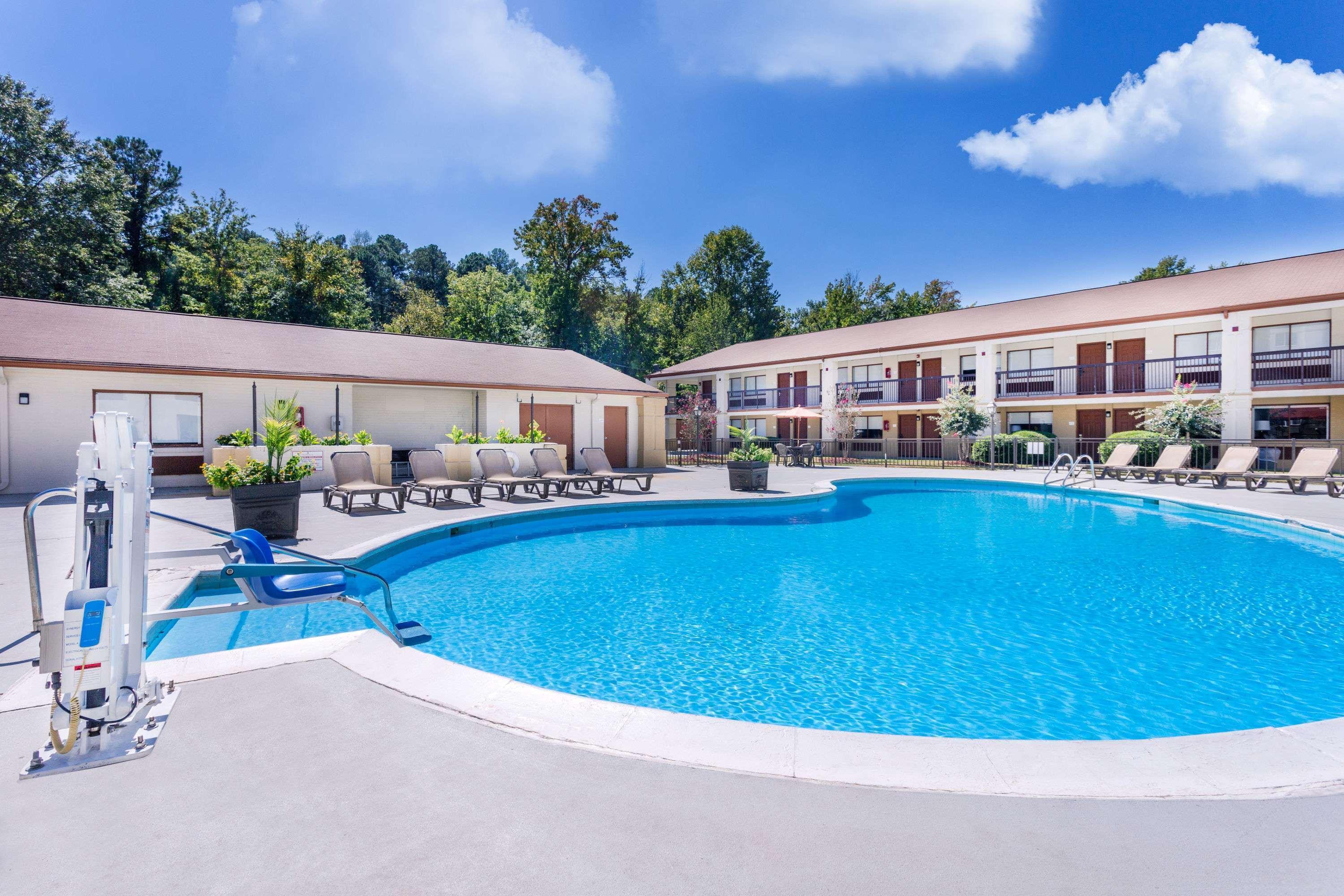 Ramada By Wyndham Tuscaloosa Hotell Exteriör bild