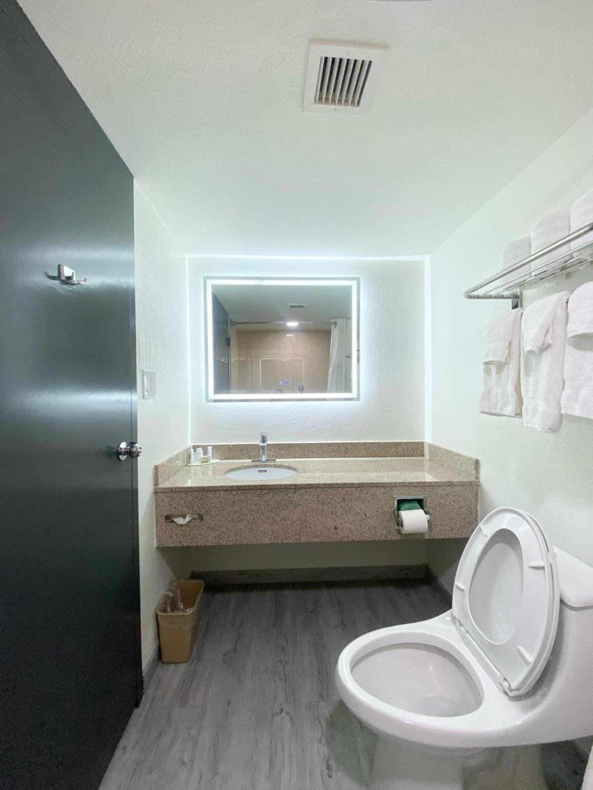 Ramada By Wyndham Tuscaloosa Hotell Exteriör bild