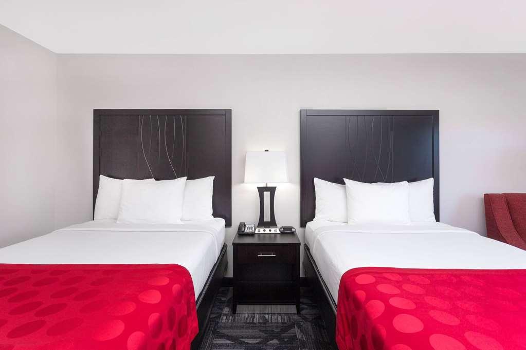 Ramada By Wyndham Tuscaloosa Hotell Rum bild