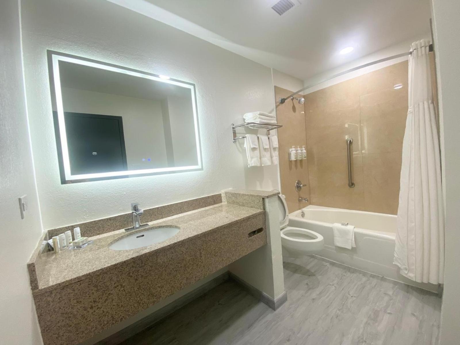 Ramada By Wyndham Tuscaloosa Hotell Exteriör bild