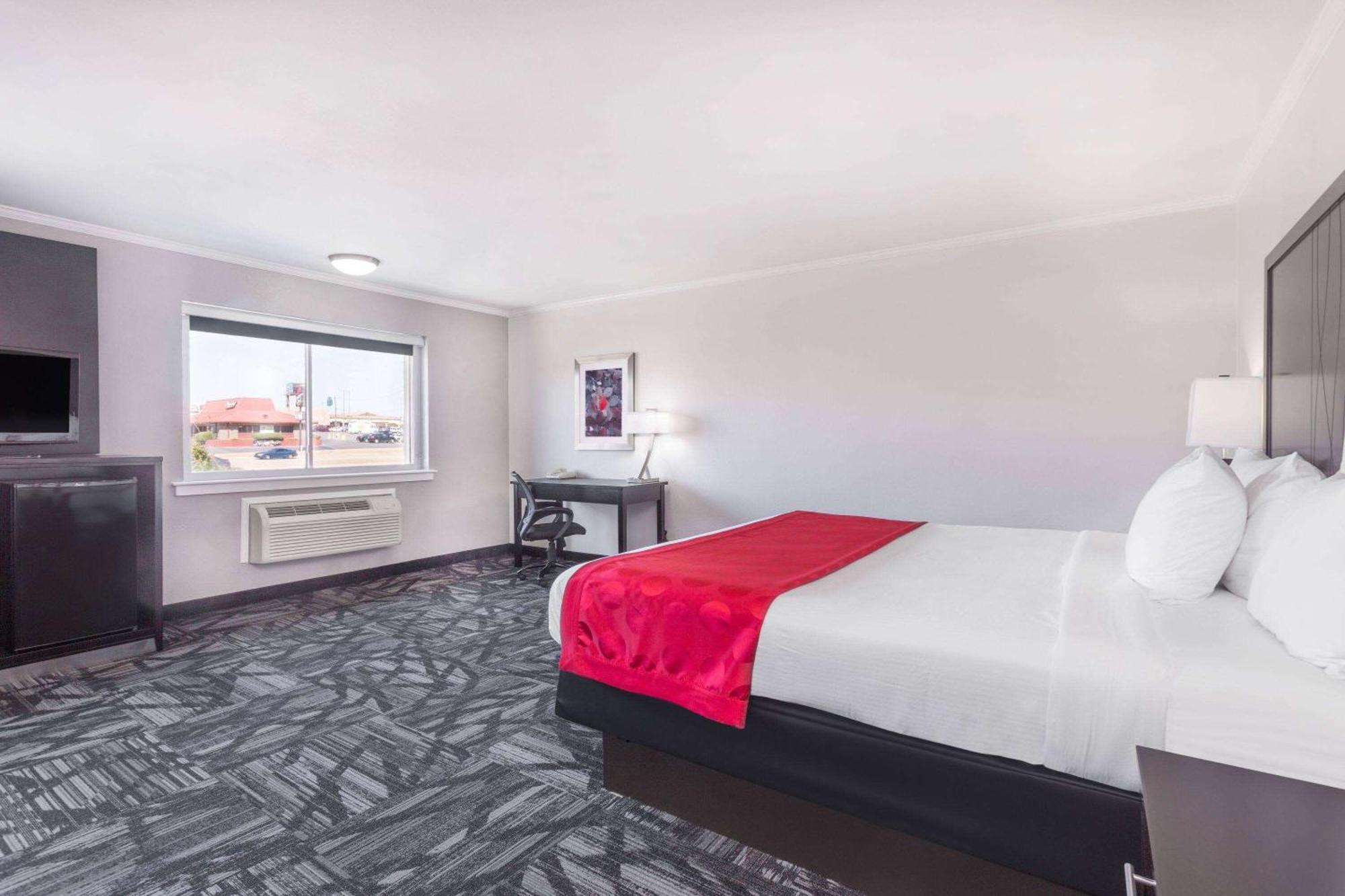 Ramada By Wyndham Tuscaloosa Hotell Exteriör bild