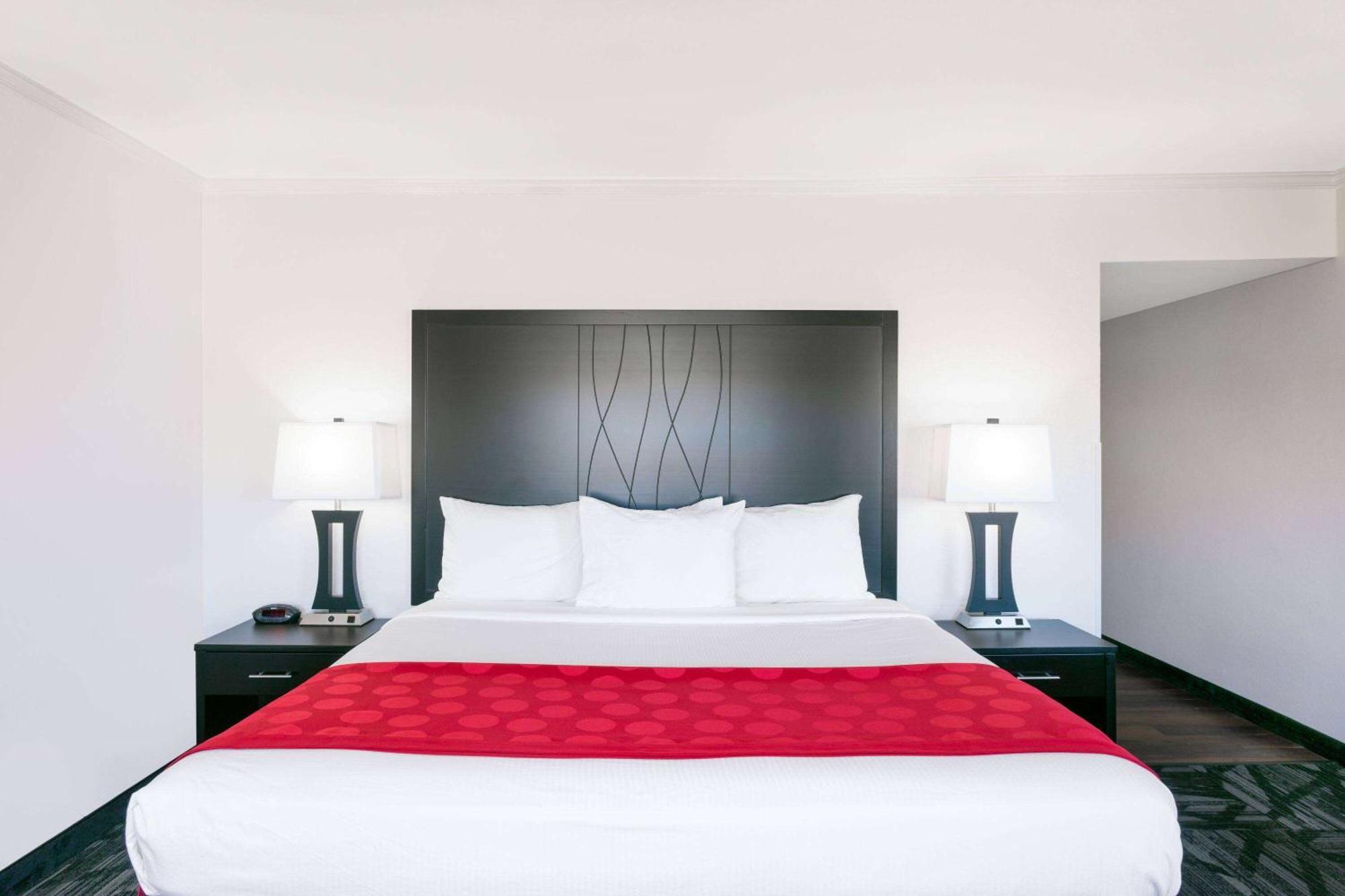 Ramada By Wyndham Tuscaloosa Hotell Exteriör bild