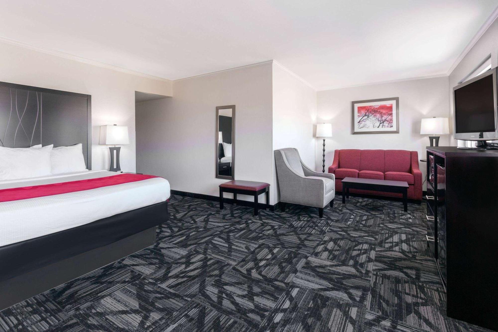 Ramada By Wyndham Tuscaloosa Hotell Exteriör bild