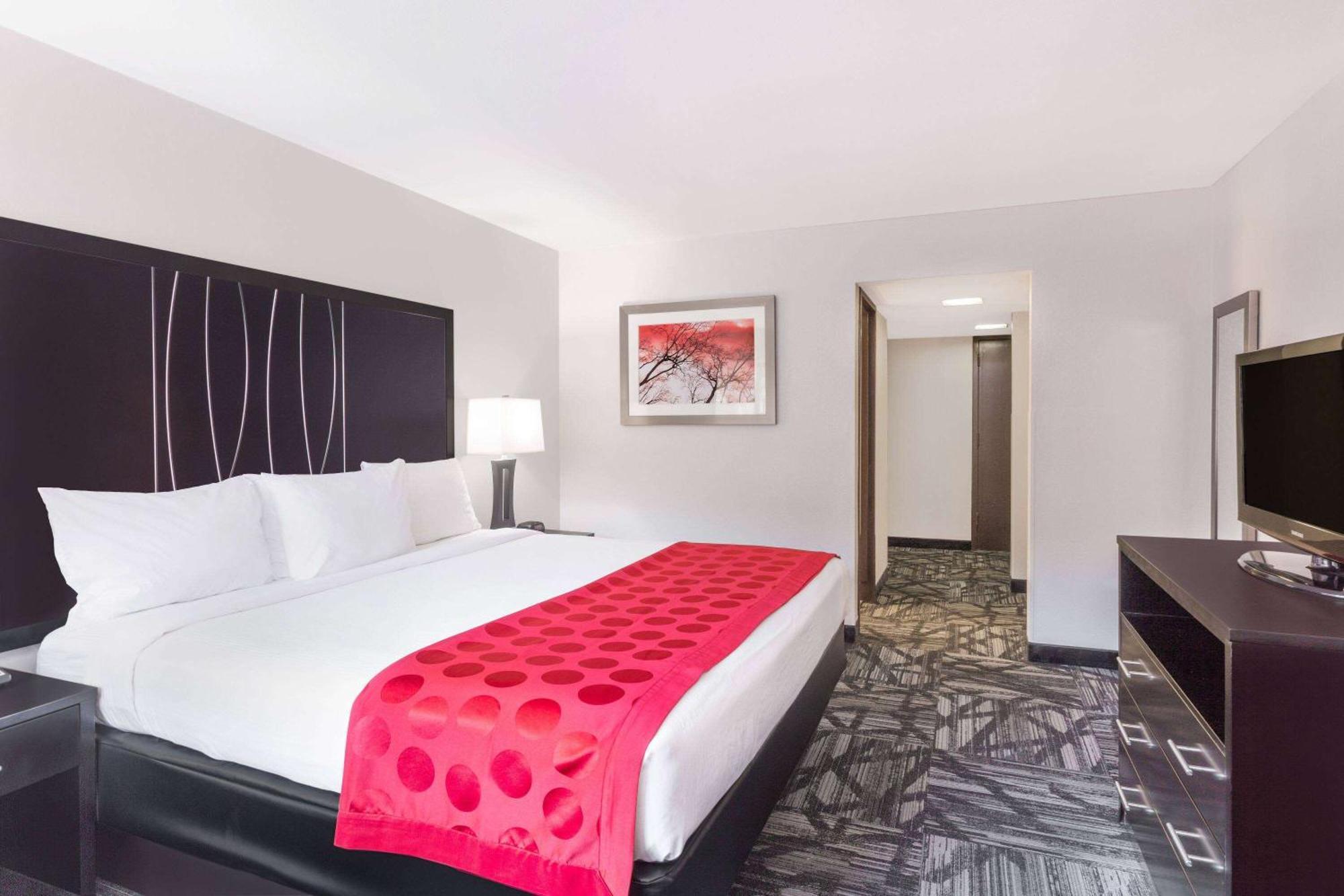 Ramada By Wyndham Tuscaloosa Hotell Exteriör bild