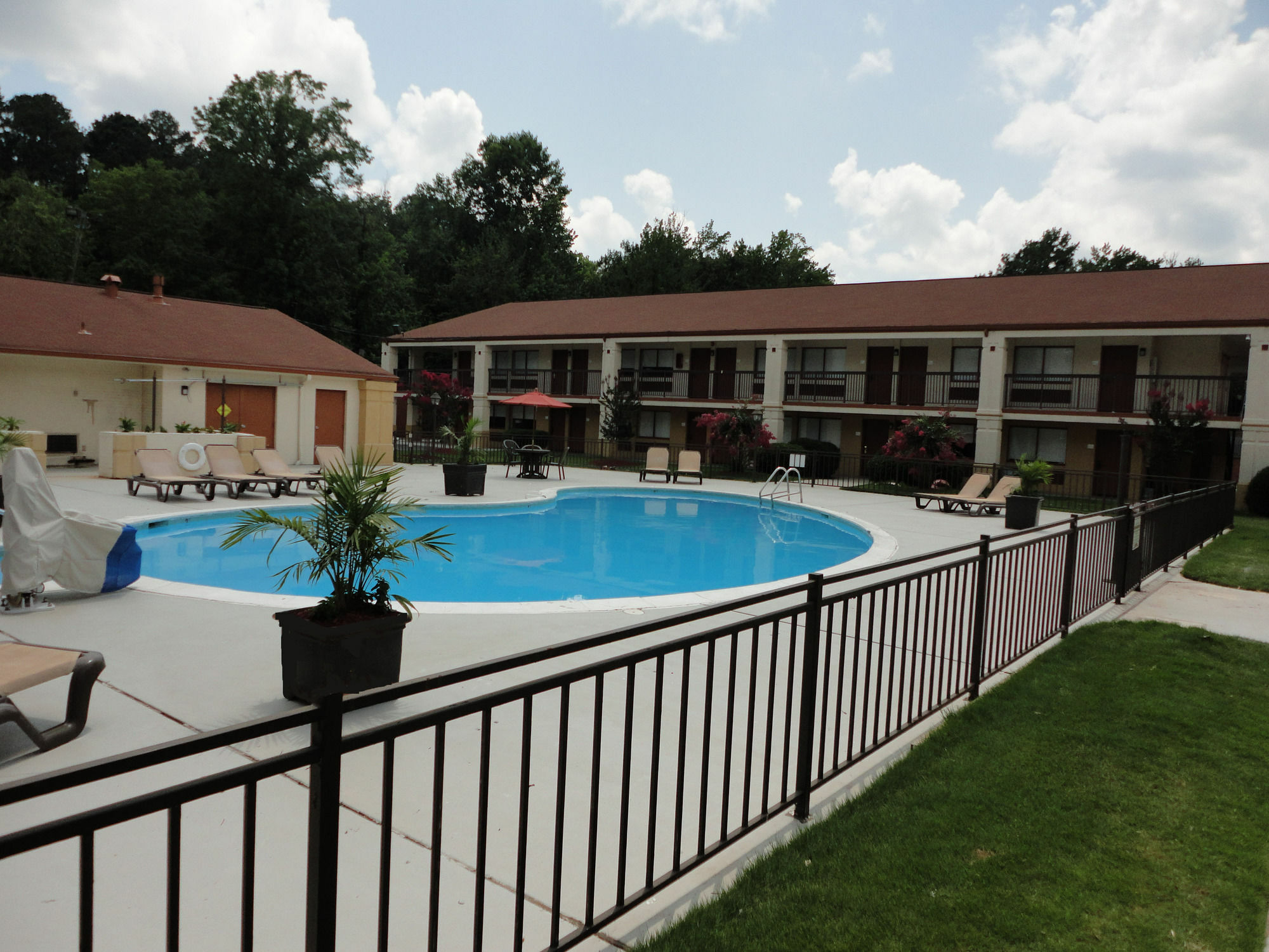 Ramada By Wyndham Tuscaloosa Hotell Exteriör bild
